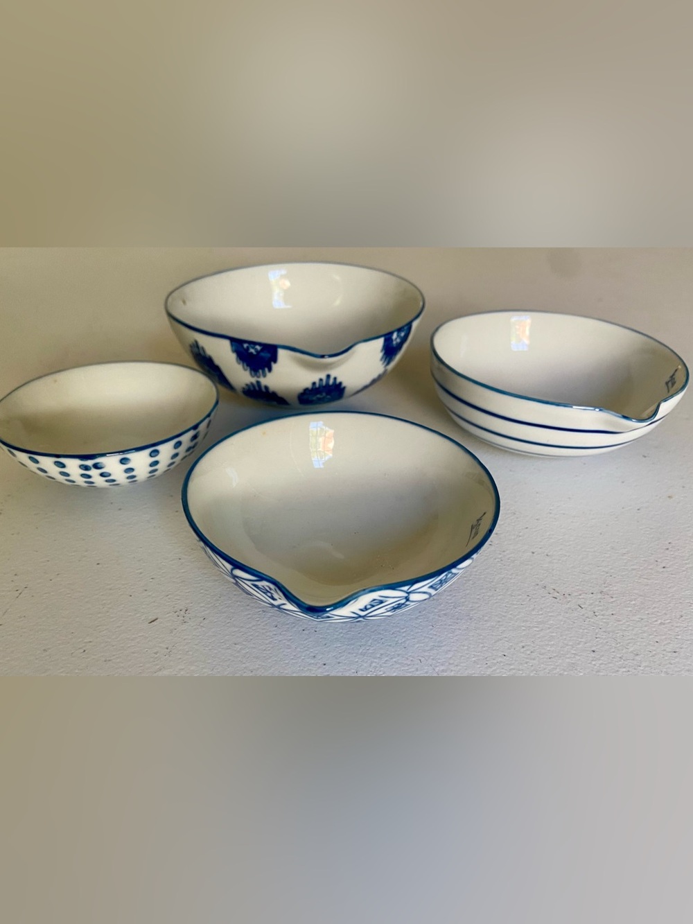 Creative Co-Op Blue/White Ceramic Nesting Measuring Cup Set 4pc w/ Spouts NWT